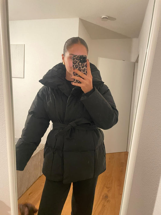 Schwarze Pufferjacke