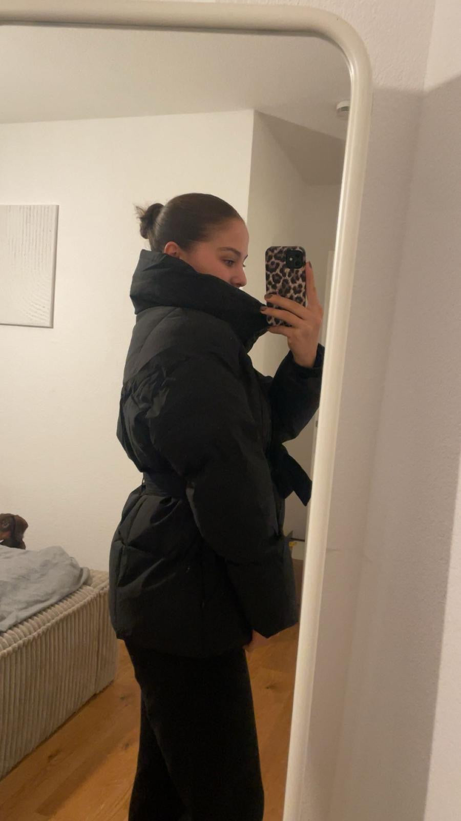 Schwarze Pufferjacke