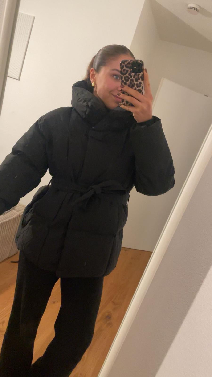 Schwarze Pufferjacke